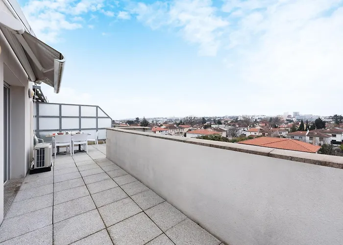 Close To Center, Ac And Car Park *