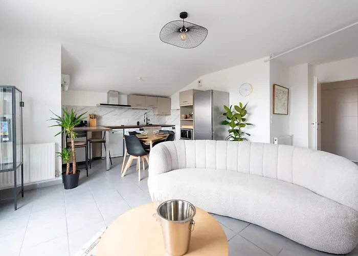 Close To Center, Ac And Car Park Apartment *