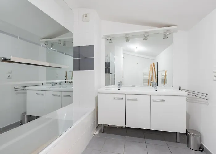 Close To Center, Ac And Car Park Apartment *