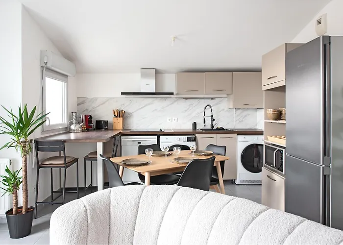 Close To Center, Ac And Car Park *